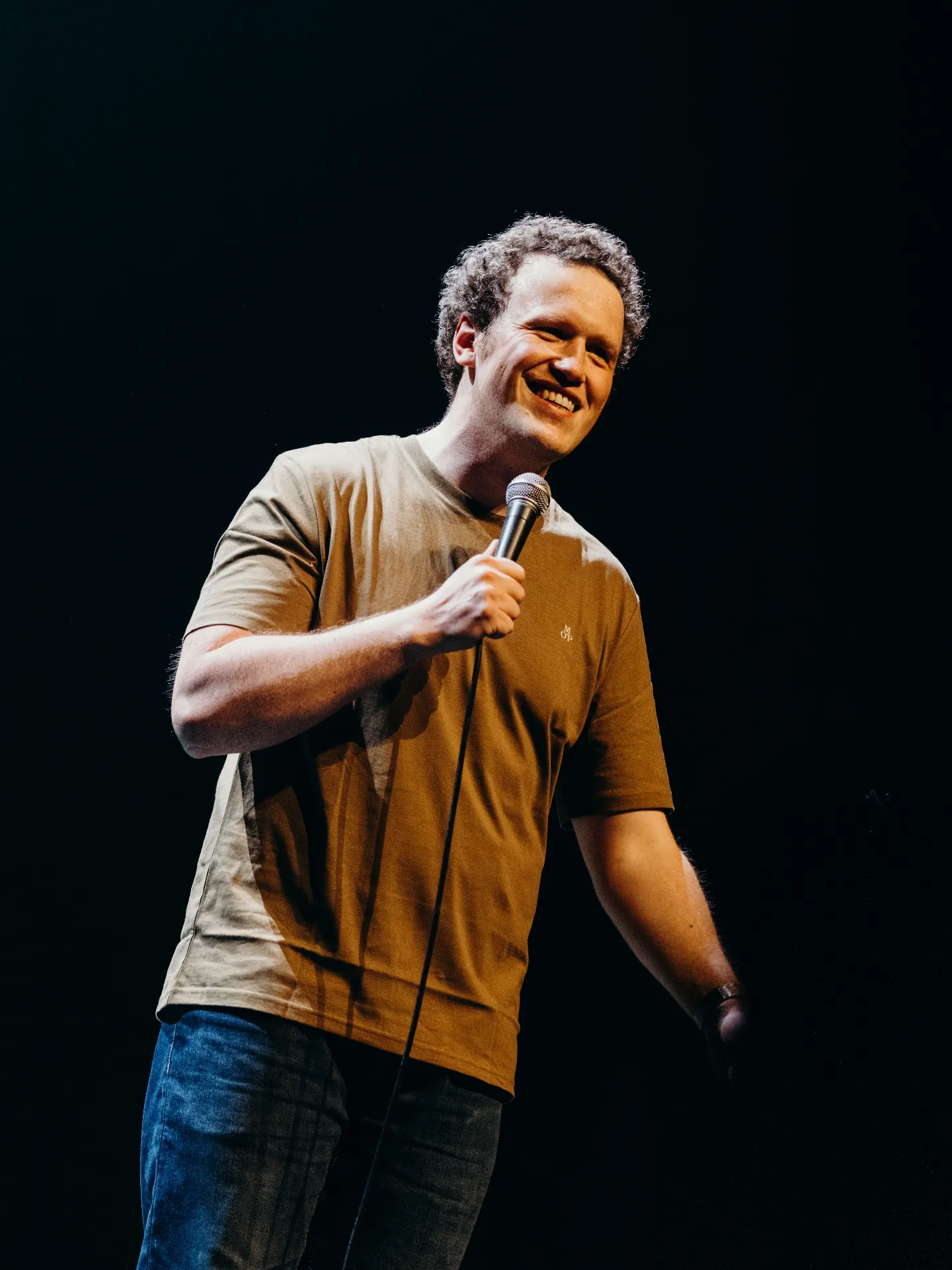 Edouard De Prez op het podium tijdens een stand-up comedy optreden